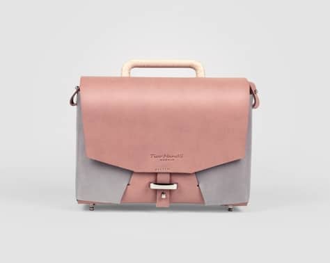 Imagen de bolso de color gris claro y rosa